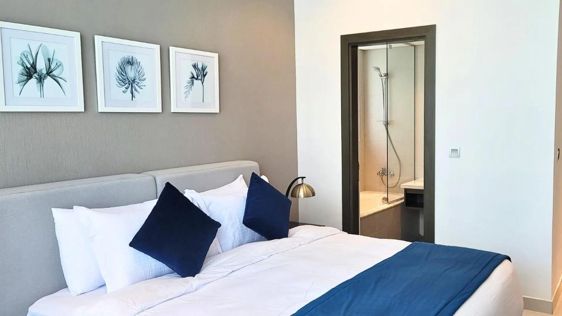 Apartment Damac Maison Prive, Canal View Studio And One Bedroom Apartments, Blue Ocean Holiday Homes Dubai United Arab Emirates